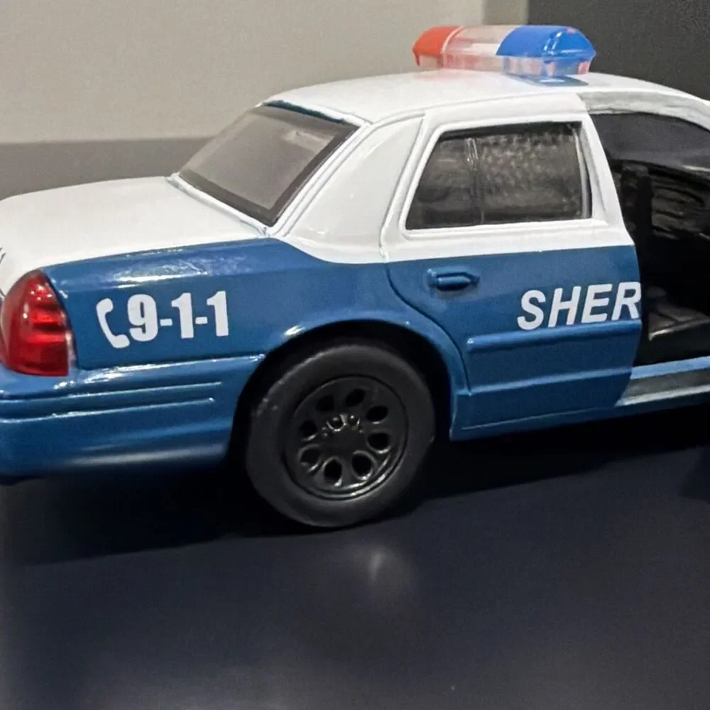 Jada 1/32 Scale 35728 - Rick Grimes Ford Crown Victoria Sheriff The Walking Dead